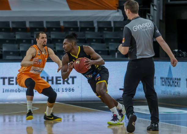 兀的举动迅 兀的举动迅